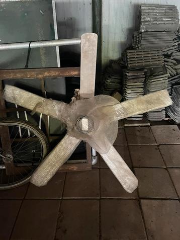 ventilator met lamp en afstandsbediening  beschikbaar voor biedingen