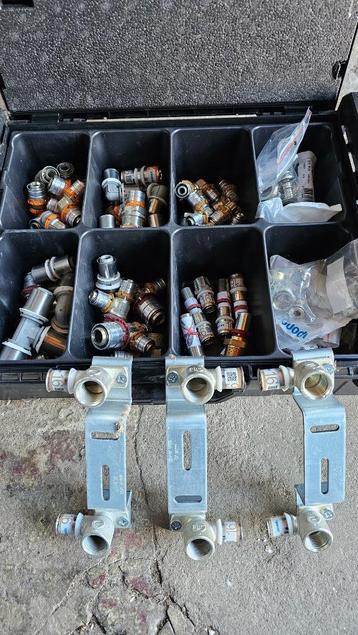 Uponor koppelingen in handige Bonfix doos. beschikbaar voor biedingen