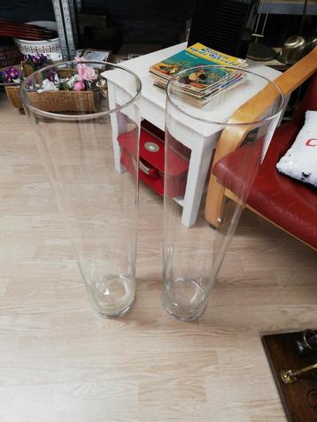 2 hoge glazen vazen 70 cm. Hoog, 18 cm doorsnede, per stuk