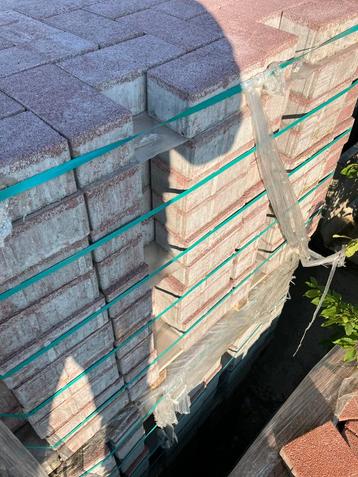 Betonklinkers met kleurvaste deklaag. Nieuw beschikbaar voor biedingen
