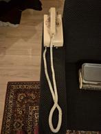 Oude hangende telefoon met draaischijf, Ophalen