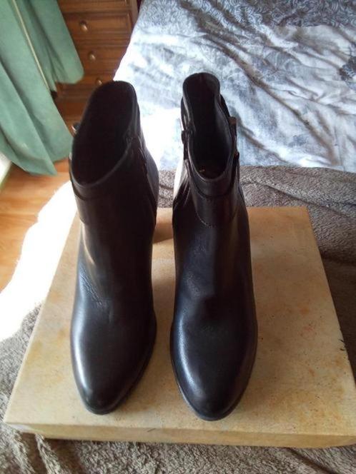 bodemprijs 2 paar laarsjes 1 tamaris en 1 vera gomma maat 40, Kleding | Dames, Schoenen, Zo goed als nieuw, Lage of Enkellaarzen