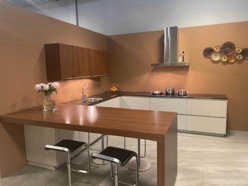 Mooie keuken hoekopstelling  met bar gedeelte  showroommodel, Huis en Inrichting, Keuken | Complete keukens, Nieuw, Hoekkeuken