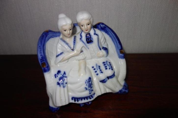 Beeld porselein, paartje op bank, Antiek en Kunst, Antiek | Porselein, Ophalen of Verzenden