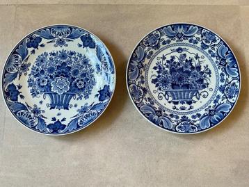 2 blauw/witte borden Porceleyne Fles decor bloemenmanden  beschikbaar voor biedingen