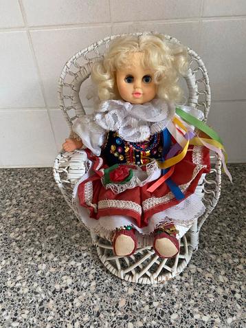 Vintage Pop in Klederdracht beschikbaar voor biedingen