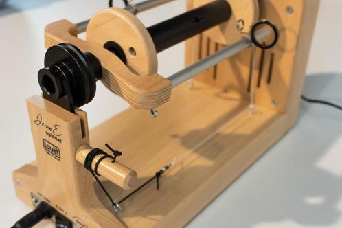 Nieuw Louët elektrisch spinnewiel + korting workshop spinnen, Hobby en Vrije tijd, Spinnewielen en Spinnen, Nieuw, Spinnewiel