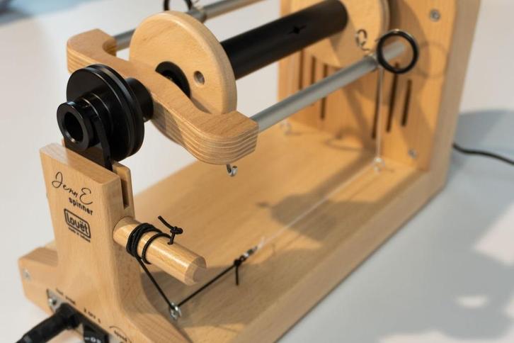 Nieuw Louët elektrisch spinnewiel + korting workshop spinnen, Hobby en Vrije tijd, Spinnewielen en Spinnen, Nieuw, Spinnewiel