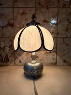 Vintage Tinnen Tafellamp met Glazen Kap, Huis en Inrichting, Lampen | Tafellampen, Ophalen of Verzenden, Gebruikt, Glas, Minder dan 50 cm