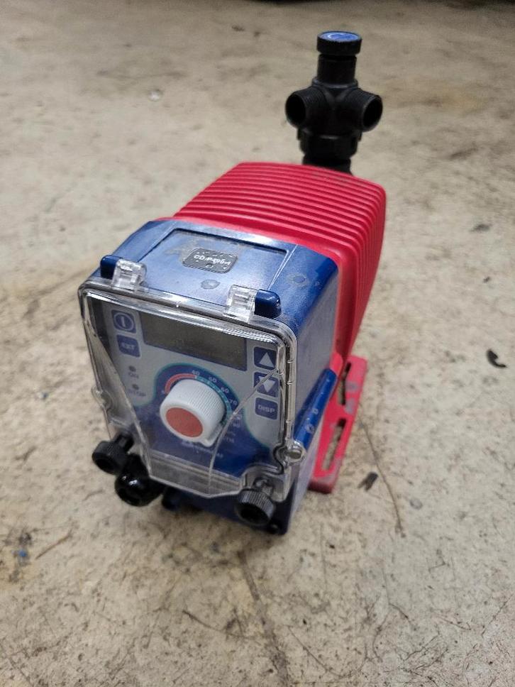 Doseerpomp Iwaki C31, Tuin en Terras, Waterpompen, Zo goed als nieuw, Elektrisch, Overige typen, Ophalen