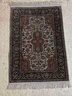 Perzisch tapijt met gedetailleerd patroon 93/63