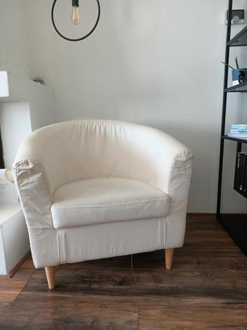 2 witte fauteuils