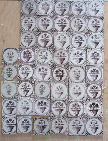 45 st. antieke bloempot in cirkel tegels wandtegel mangaan  beschikbaar voor biedingen