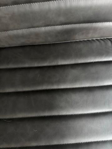 Eetkamerstoelen beschikbaar voor biedingen
