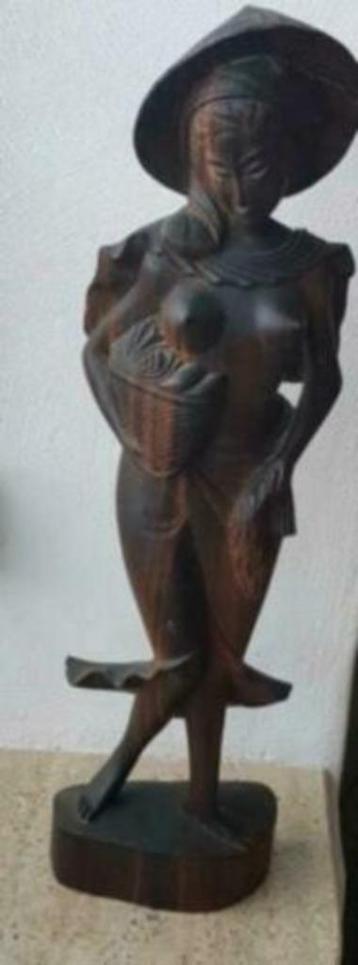 Groot Houtsnijwerk mooi beeld Indonesië Bali vrouw beschikbaar voor biedingen