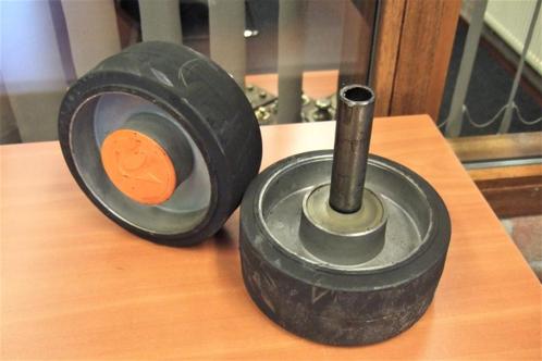 Wiel met aluminium velg en vol rubber band., Hobby en Vrije tijd, Modelbouw | Overige, Gebruikt, 1:50 tot 1:144, Ophalen