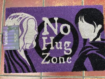 "No Hug Zone" Deurmat van Wednesday beschikbaar voor biedingen