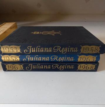 Drie boeken over de regeringsjaren van Koningin Juliana.