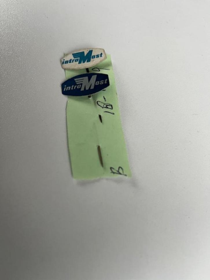 Twee mooie speldjes van Intramast, Verzamelen, Speldjes, Pins en Buttons, Zo goed als nieuw, Speldje of Pin, Transport, Ophalen of Verzenden