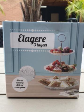 Prachtige nog nieuwe 3 delige glazen Etagere, nieuw in de do beschikbaar voor biedingen