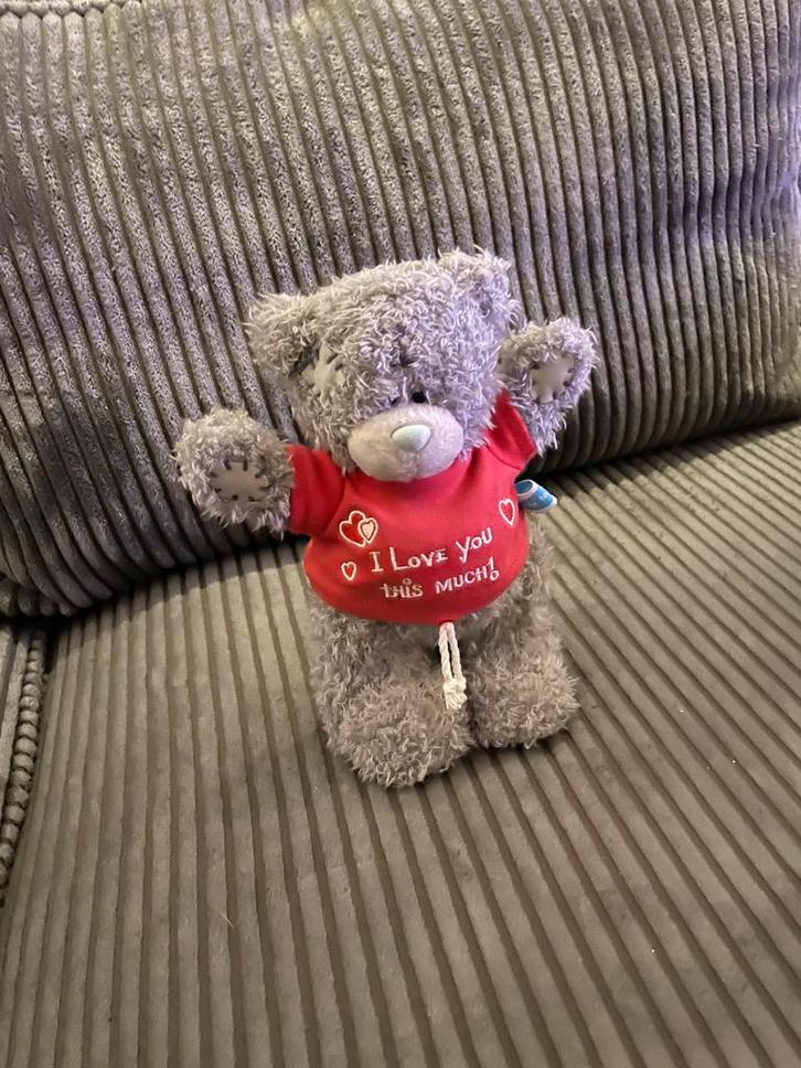 Me to you grijs beertje I love you this much 20 cm rode trui, Verzamelen, Beren en Cherished Teddies, Gebruikt, Stoffen beer, Me To You