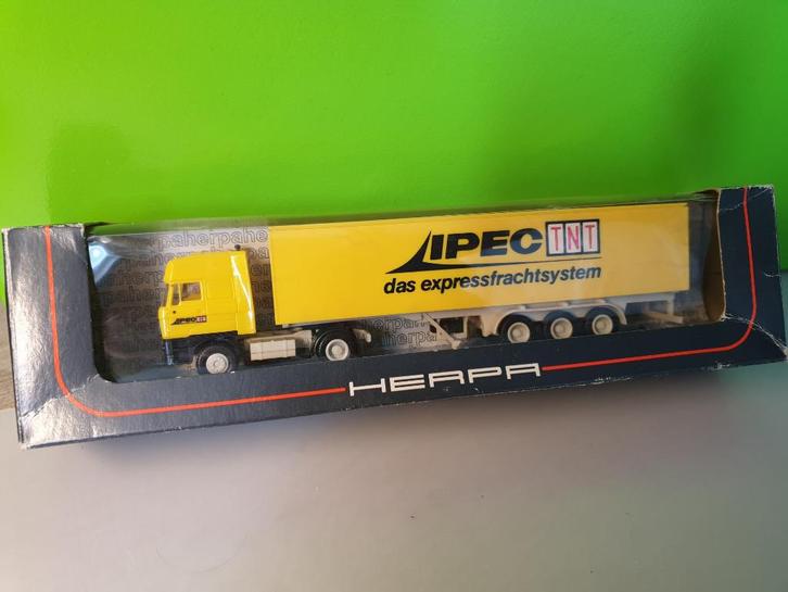 Herpa - DAF 3600 Ati IPEC TNT [geel] 1/87 MIB, Hobby en Vrije tijd, Modelauto's | 1:87, Zo goed als nieuw, Bus of Vrachtwagen