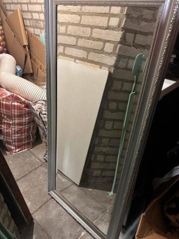 Spiegel met zilveren houten rand beschikbaar voor biedingen