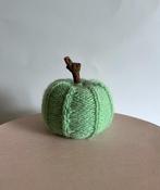 Schattig mintgroen gebreid pompoentje herfstdecoratie, Gebruikt, Pompoen, Ophalen of Verzenden, Pompoen
