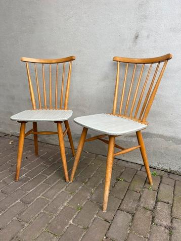 2 Vintage spijlen stoelen met skai bekleding beschikbaar voor biedingen