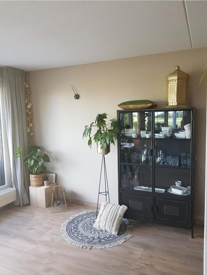 WOOOD metalen vitrinekast Ronja zwart 167x99x40,5 cm, Huis en Inrichting, Stoffering | Vloerbedekking, Laminaat, Zwart, 25 tot 50 m²