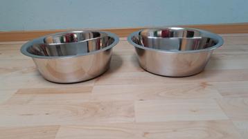 2 aluminium voerbakken beschikbaar voor biedingen