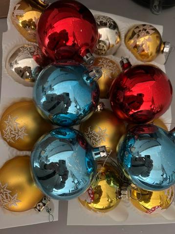 17 vintage glazen gekleurde kerstballen beschikbaar voor biedingen