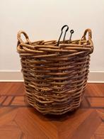 Haardhoutmand met gereedschap set, Huis en Inrichting, Woonaccessoires | Schalen en Manden, Gebruikt, Mand, Rond, Ophalen of Verzenden