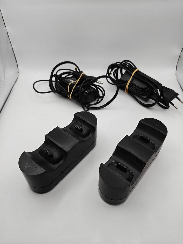 PS4 Charging Dock Controller, Spelcomputers en Games, Games | Sony PlayStation 4, Zo goed als nieuw, Racen en Vliegen, 1 speler