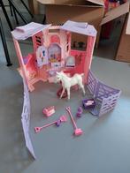 Barbie Paardenstal met Accessoires wit en roze rond 2000, Ophalen of Verzenden, Gebruikt, Poppenhuis