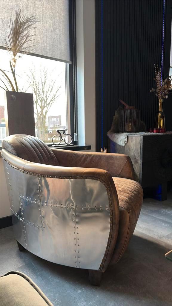 Leren fauteuil met metalen accenten(pilotenstoel), Huis en Inrichting, Fauteuils, Gebruikt, Leer, 75 tot 100 cm, Minder dan 75 cm