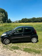 Peugeot 107 1.0 12V 5DR 2-TRONIC 2012 Zwart, Auto's, Peugeot, Euro 5, Stof, Zwart, 4 stoelen
