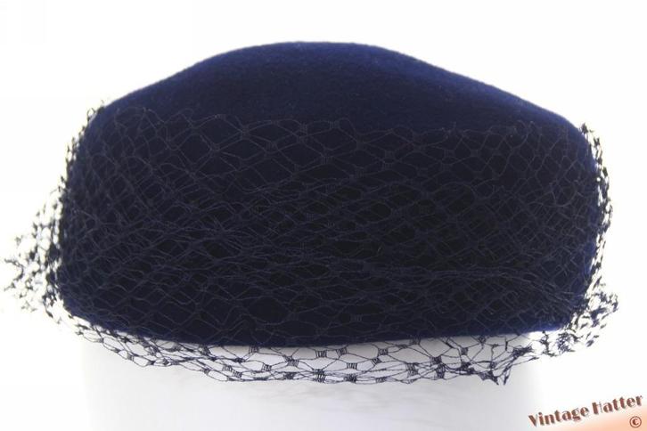 Vintage Dames cocktailhoed donker blauw vilt met voile 55 =S, Kleding | Dames, Hoeden en Petten, Gedragen, Hoed, 55 cm (S, 6⅞ inch) of minder