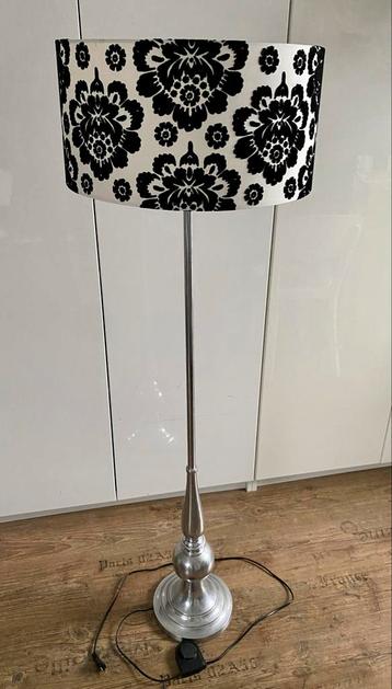 Stijlvolle Staande Lamp met baroq kap beschikbaar voor biedingen