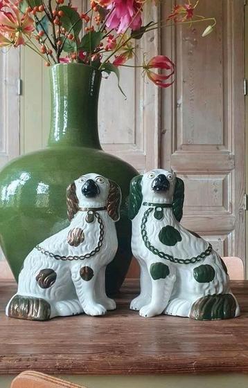 Set van 2 antieke porseleinen Staffordshire hondenbeeldjes beschikbaar voor biedingen