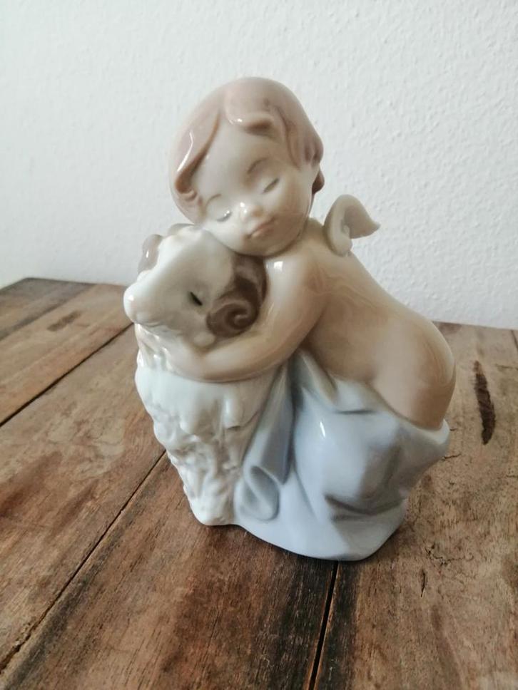 Liadro beeldje... porseleinen engel met lam, Antiek en Kunst, Antiek | Woonaccessoires, Ophalen of Verzenden