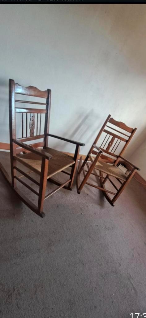 Twee schommelstoelen van hout, Huis en Inrichting, Stoelen, Gebruikt, Twee, Hout, Riet of Rotan, Bruin, Ophalen