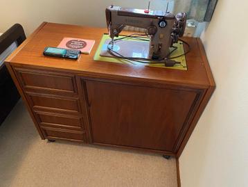 Naaimachine meubel met vintage Singer naaimachine beschikbaar voor biedingen