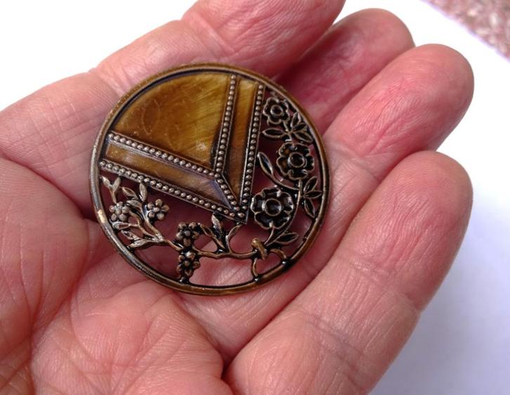 Bruin rond broche floral, Sieraden, Tassen en Uiterlijk, Broches, Gebruikt, Overige materialen, Bruin, Minder dan 4 cm, Verzenden