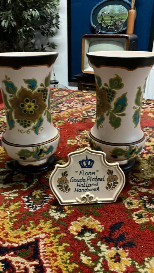 2 prachtige  hoge vazen gouda plateel dealers bordje, Antiek en Kunst, Antiek | Vazen, Ophalen of Verzenden