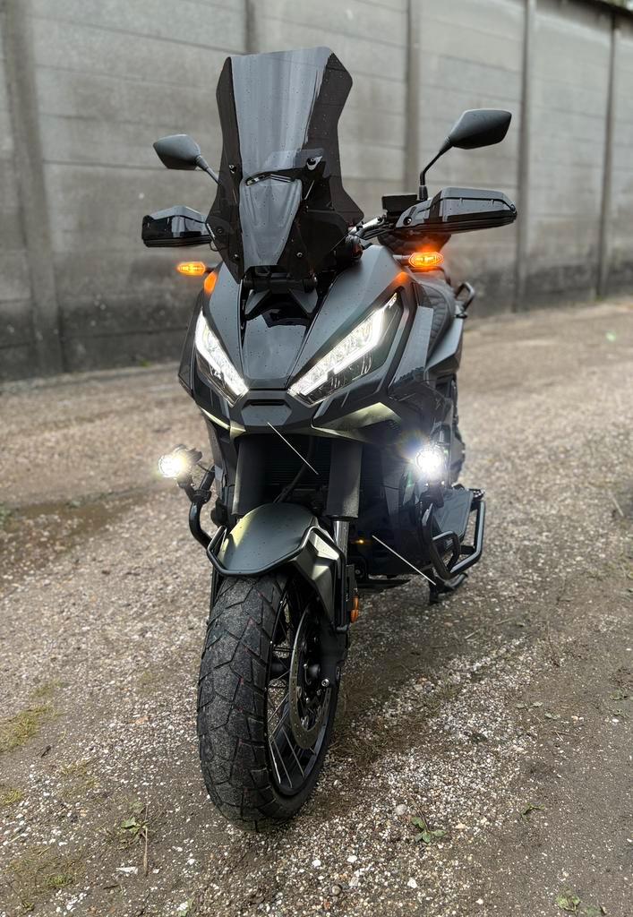 Honda Xadv 750 - 2024 ninja black on black FULL OPTION, Motoren, Motoren | Honda, Particulier, Scooter, 12 t/m 35 kW, 2 cilinders