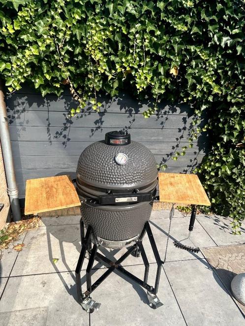 Kamado Grill Guru Medium, Tuin en Terras, Houtskoolbarbecues, Gebruikt, Met accessoires, Ophalen