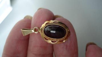 14 karaats gouden ketting hanger met granaat steen  beschikbaar voor biedingen