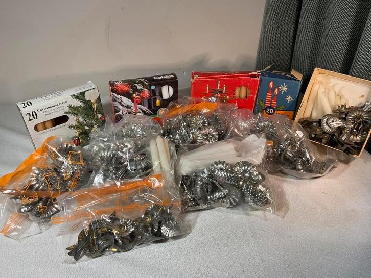 Groot assortiment kaarsen en oude metalen kaarsknijpers, Diversen, Kerst, Gebruikt, Ophalen of Verzenden