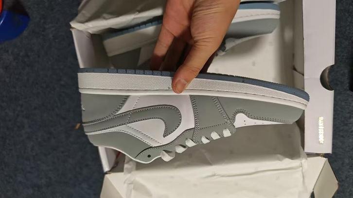 Air Jordan 1 Retro Dames - Grijs/Wit, Kleding | Dames, Schoenen, Nieuw, Sneakers of Gympen, Grijs, Ophalen of Verzenden
